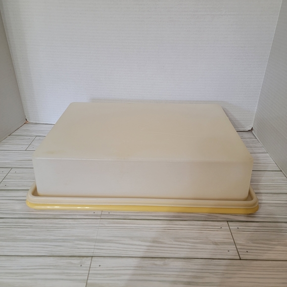 Tupperware 9×13 Cake Storage Container. Yellow Base Opaque Lid - Picture 1 of 15